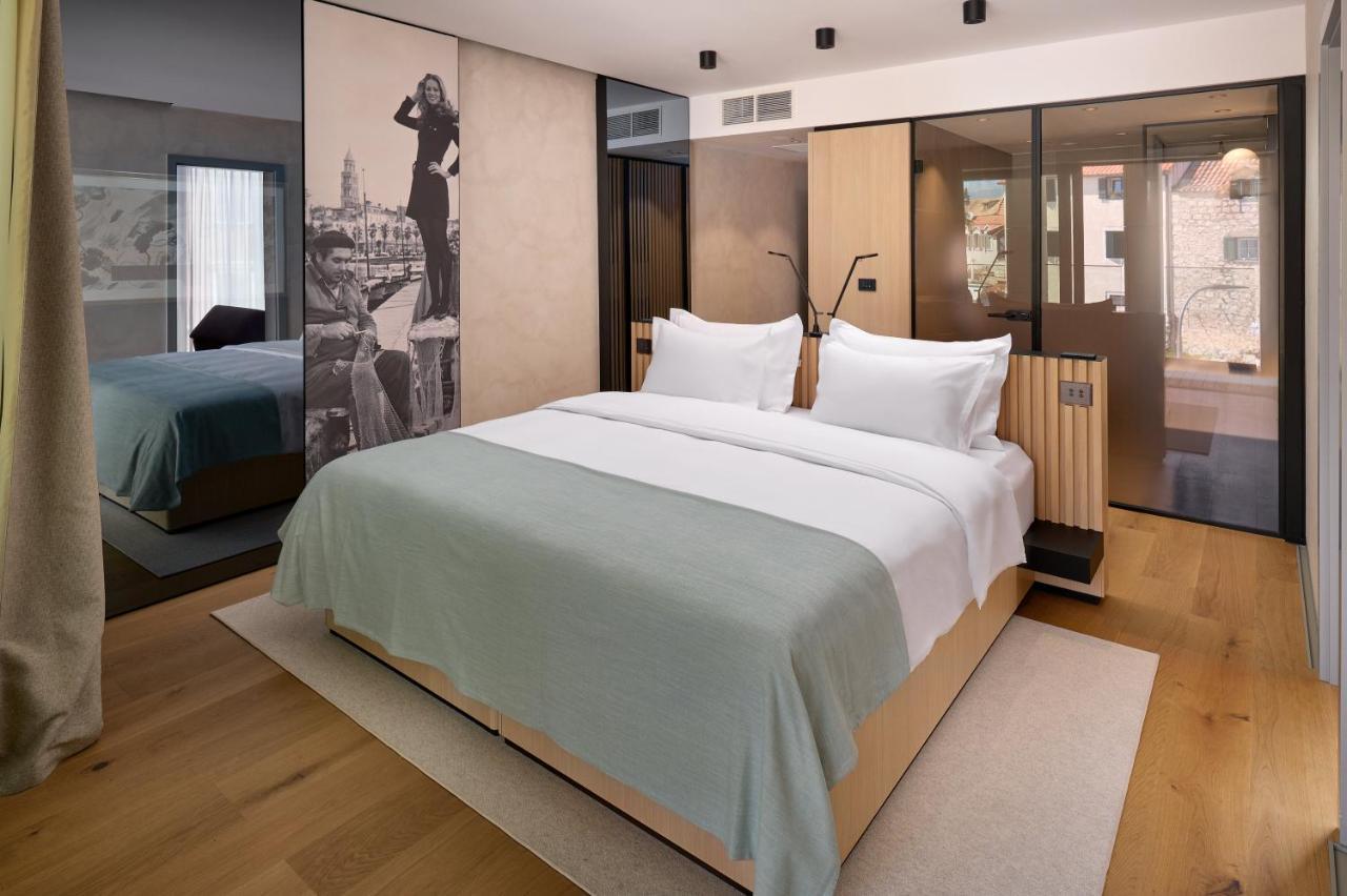 Hotel Ambasador Split Kültér fotó A room at the Hotel