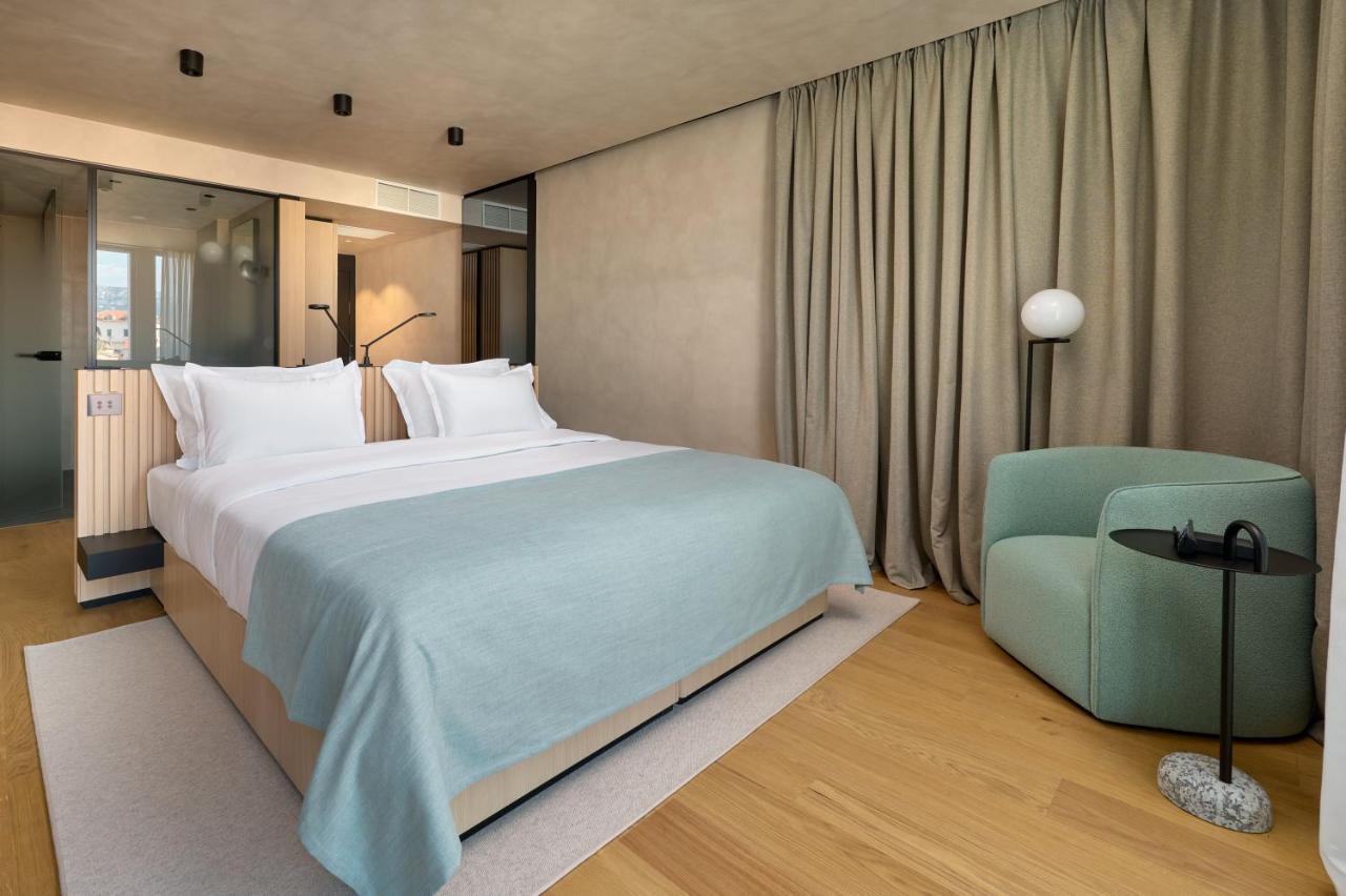 Hotel Ambasador Split Kültér fotó A room at the hotel