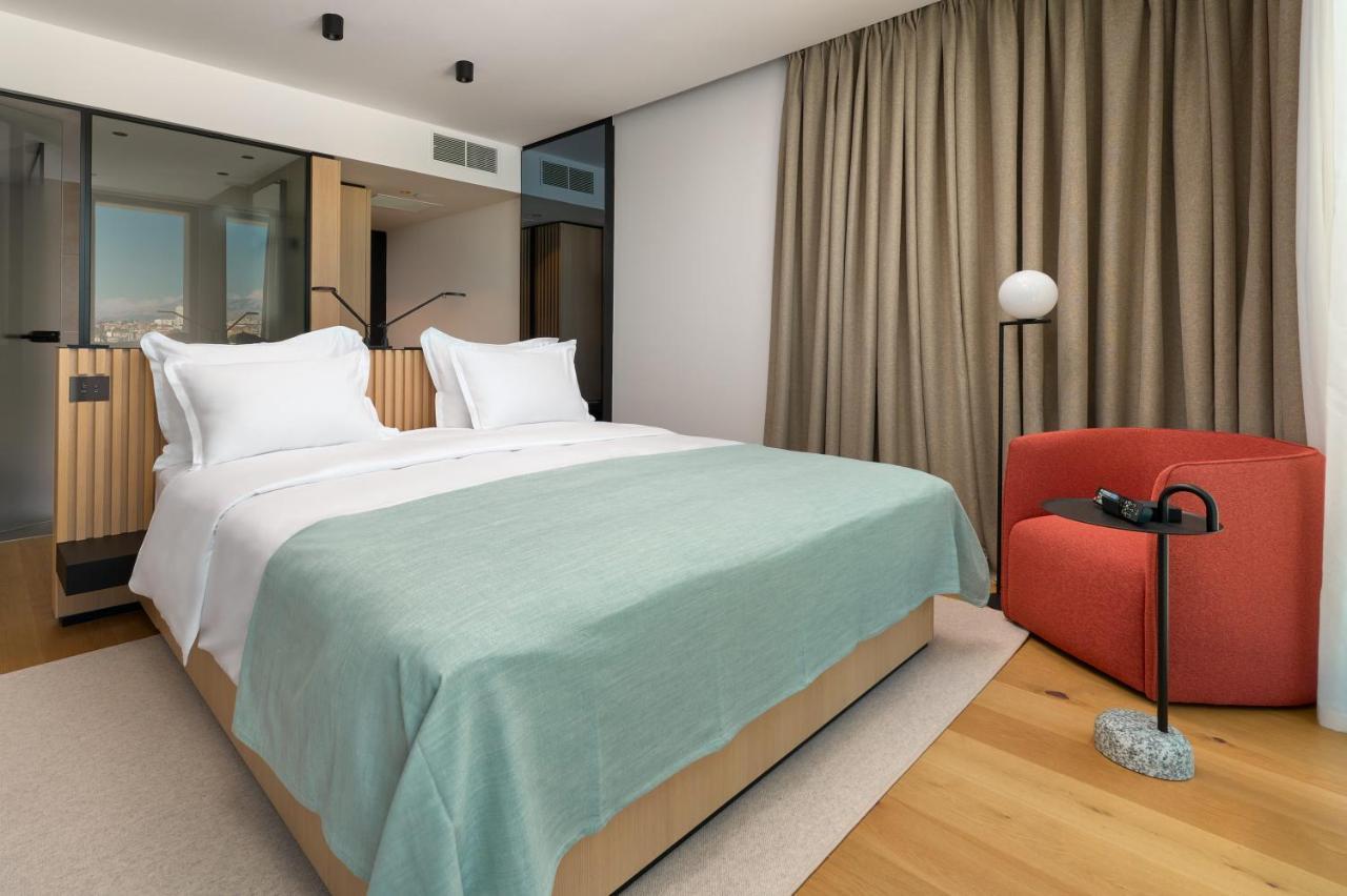 Hotel Ambasador Split Kültér fotó A bedroom at the Hotel