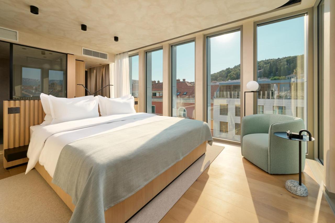 Hotel Ambasador Split Kültér fotó A room at the hotel