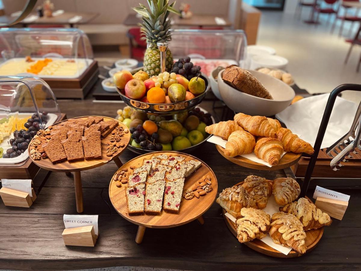 Hotel Ambasador Split Kültér fotó A selection of breakfast items at a hotel