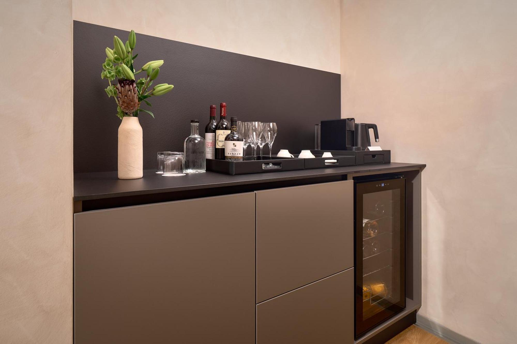 Hotel Ambasador Split Kültér fotó A wet bar in a hotel room